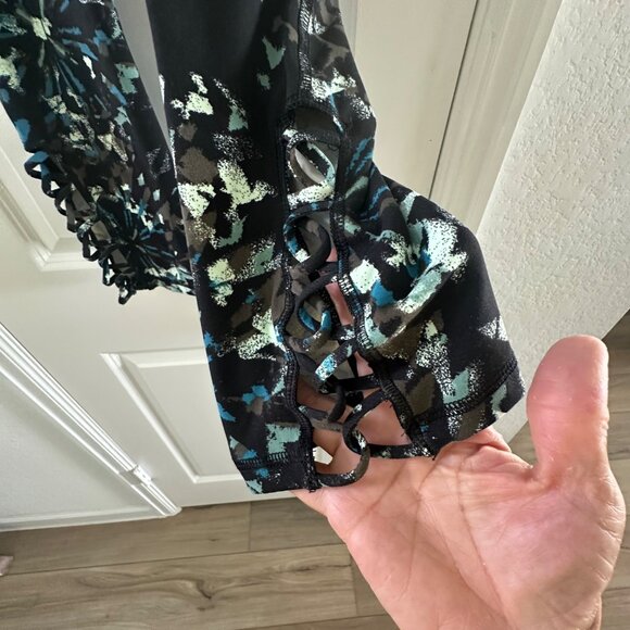 Livi By Lane Bryant Capri Leggings Black/Teal Abstract Print Lace-Up Hem 14/16 P - Picture 6 of 9